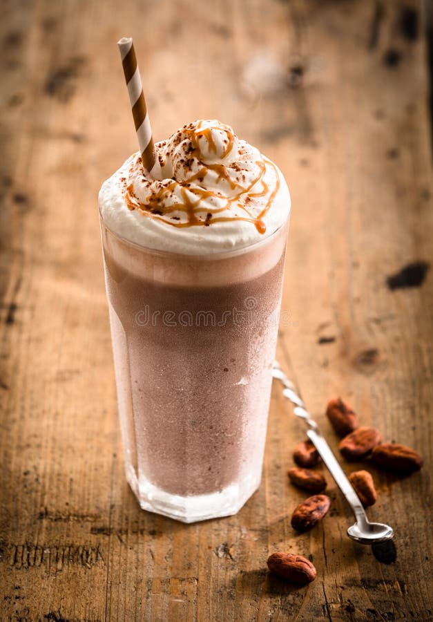 Verre de milkshake crémeux épais de café photo libre de droits Verre de milkshake crémeux épais de café photo libre de droits