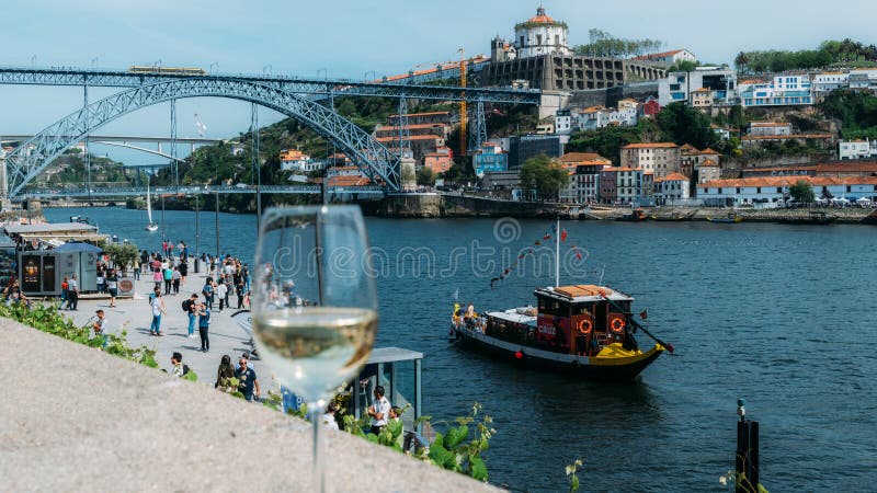 Verre de vin blanc donnant sur Cais DA Ribeira sur la rivi?re Douro ? Porto, Portugal photos libres de droits Verre de vin blanc donnant sur Cais DA Ribeira sur la rivi?re Douro ? Porto, Portugal photos libres de droits