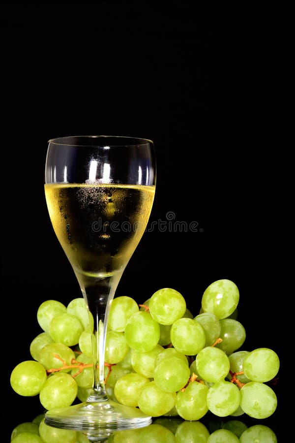 Verre de vin et raisins verts image libre de droits Verre de vin et raisins verts image libre de droits