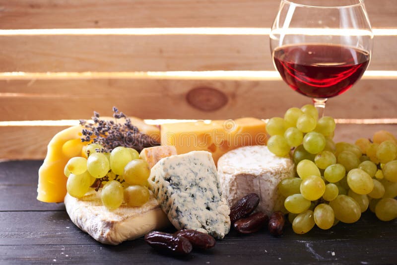 Download Verre De Vin Rouge, Servi Avec Des Raisins Et Le Fromage Photo stock - Image du gourmet, apéritif: 77161880