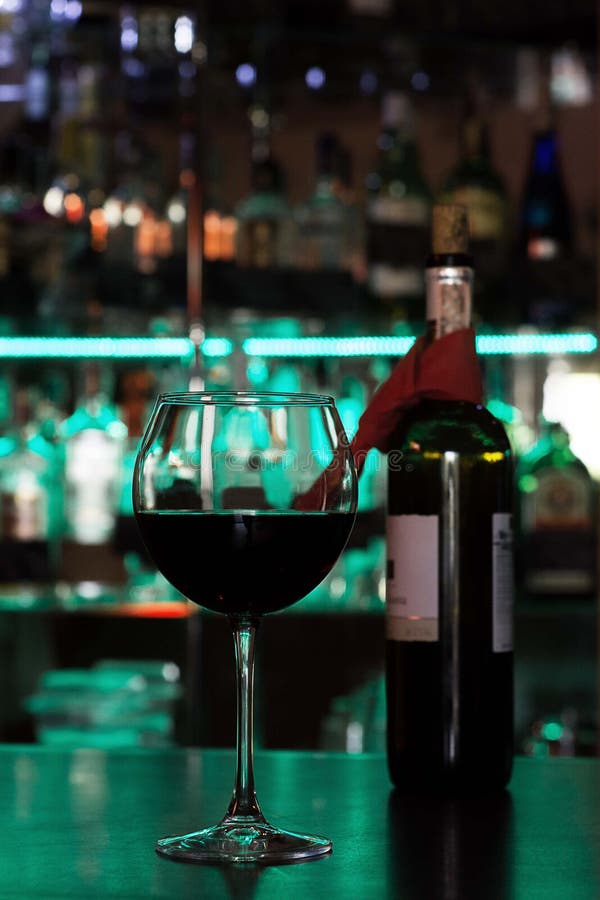 Verre de vin sur la barre le soir photos libres de droits Verre de vin sur la barre le soir photos libres de droits