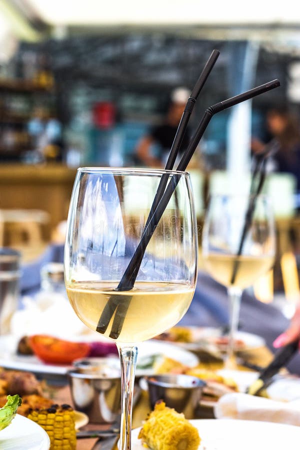 Verre de vin sur la table au temps de déjeuner images stock Verre de vin sur la table au temps de déjeuner images stock