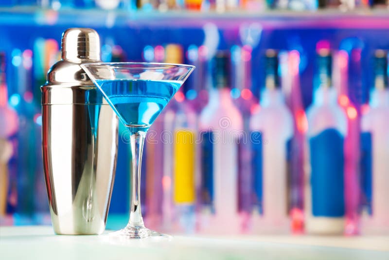 Verre et dispositif trembleur de Martini se tenant sur un compteur de barre image libre de droits Verre et dispositif trembleur de Martini se tenant sur un compteur de barre image libre de droits