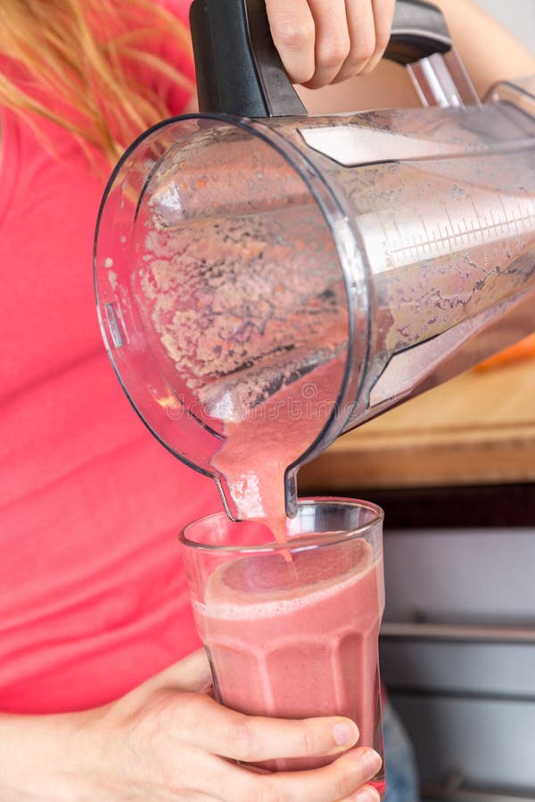 Verre fait frais de smoothie dans le verre image libre de droits Verre fait frais de smoothie dans le verre image libre de droits