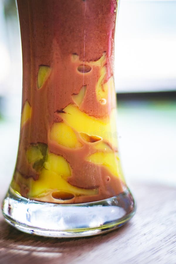 Verre inférieur de thé, avec la confiture photo libre de droits Verre inférieur de thé, avec la confiture photo libre de droits