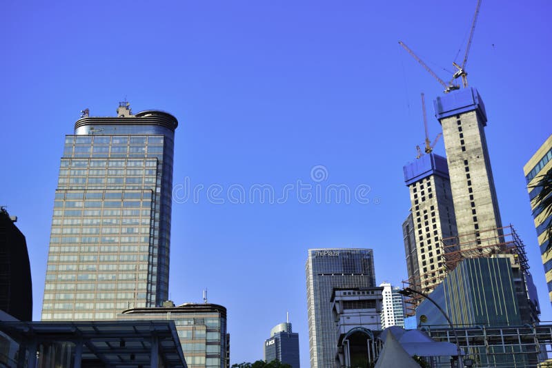 Verre moderne et vue en acier de gratte-ciel d'angle faible d'immeubles de bureaux à Jakarta, Indonésie images libres de droits Verre moderne et vue en acier de gratte-ciel d'angle faible d'immeubles de bureaux à Jakarta, Indonésie images libres de droits