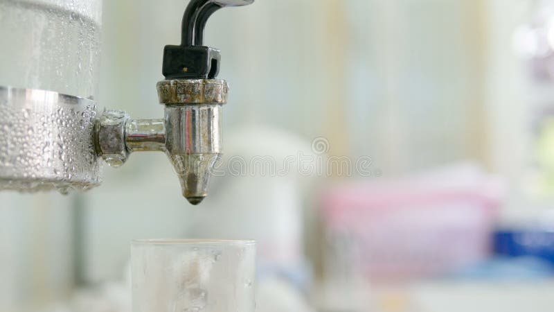 Verre remplissant avec de l'eau l'eau douce pure, eau potable Enregistrement vidéo sain du mode de vie 4K banque de vidéos.