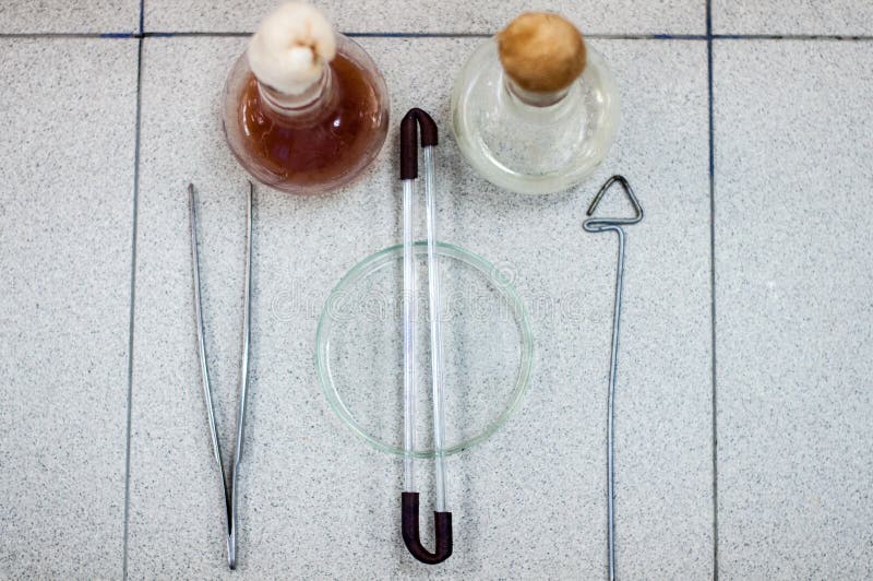 Verrerie de laboratoire de biotechnologie sur la table images libres de droits Verrerie de laboratoire de biotechnologie sur la table images libres de droits