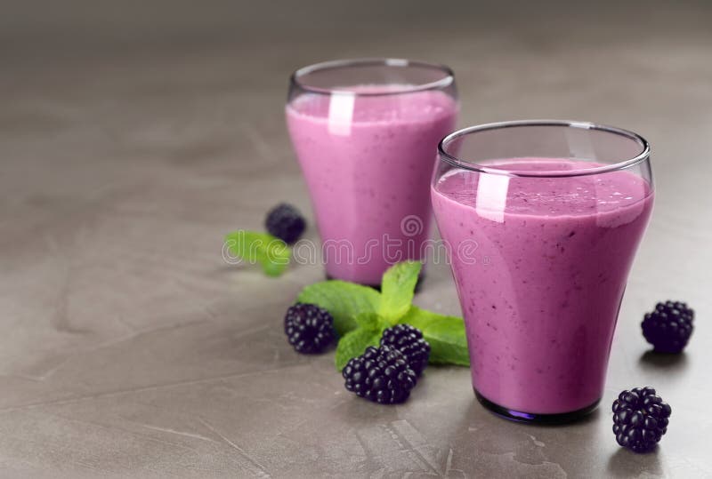 Verres avec des smoothies de yaourt de mûre image stock Verres avec des smoothies de yaourt de mûre image stock