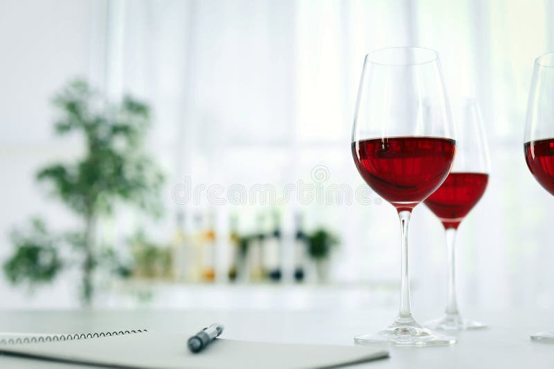Verres avec du vin délicieux sur la table photographie stock libre de droits Verres avec du vin délicieux sur la table photographie stock libre de droits