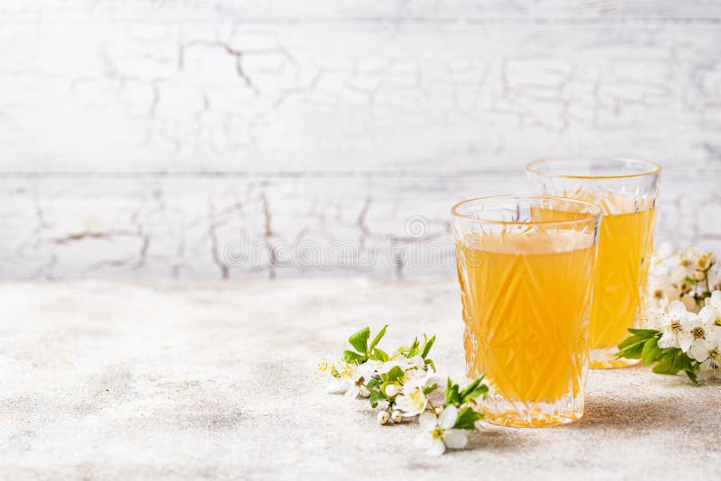 Verres avec le jus ou le cidre de pomme frais photographie stock libre de droits Verres avec le jus ou le cidre de pomme frais photographie stock libre de droits