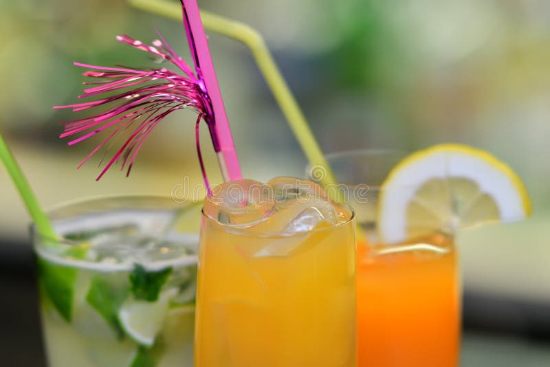 Verres de cocktail sur la barre image libre de droits Verres de cocktail sur la barre image libre de droits