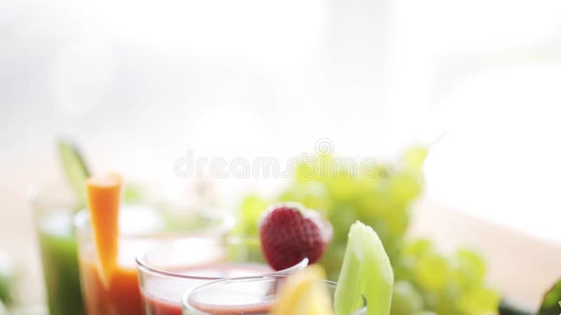Verres de jus, de légumes et de fruits sur la table