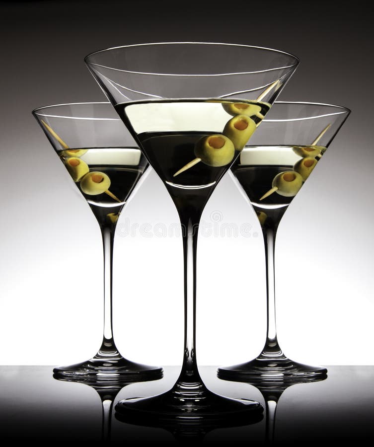 Verres De Martini Avec Des Olives Photo stock Image du bâton