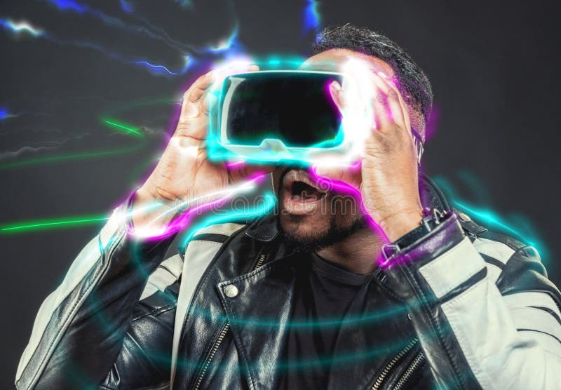 Verres de port google de réalité virtuelle de jeune homme/VR photo stock Verres de port google de réalité virtuelle de jeune homme/VR photo stock
