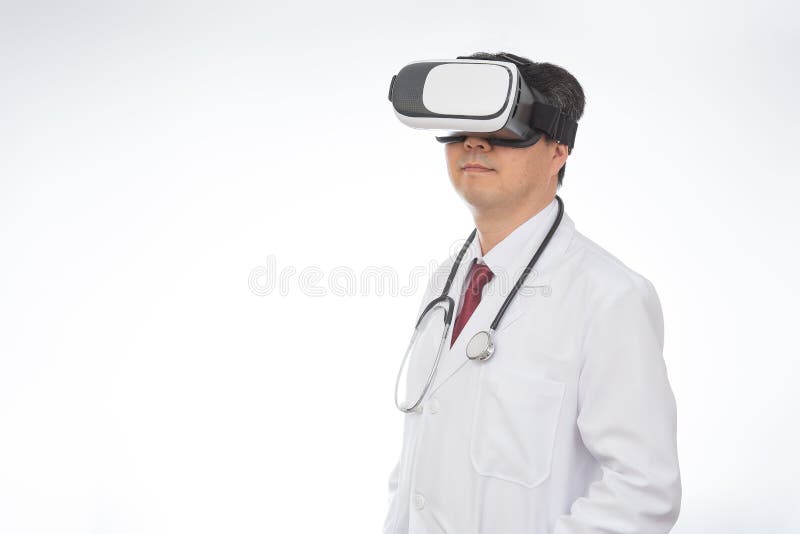 Verres de port de réalité virtuelle de docteur masculin d'isolement sur le fond blanc photo stock Verres de port de réalité virtuelle de docteur masculin d'isolement sur le fond blanc photo stock