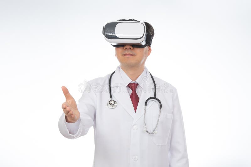 Verres de port de réalité virtuelle de docteur masculin d'isolement sur le fond blanc photographie stock libre de droits Verres de port de réalité virtuelle de docteur masculin d'isolement sur le fond blanc photographie stock libre de droits