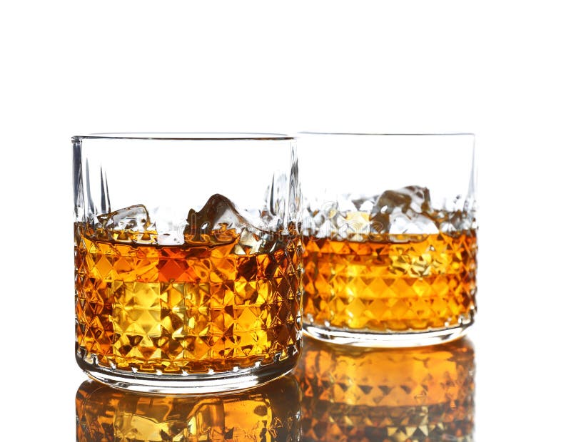Verres de whiskey avec de la glace, d'isolement sur le blanc images stock Verres de whiskey avec de la glace, d'isolement sur le blanc images stock