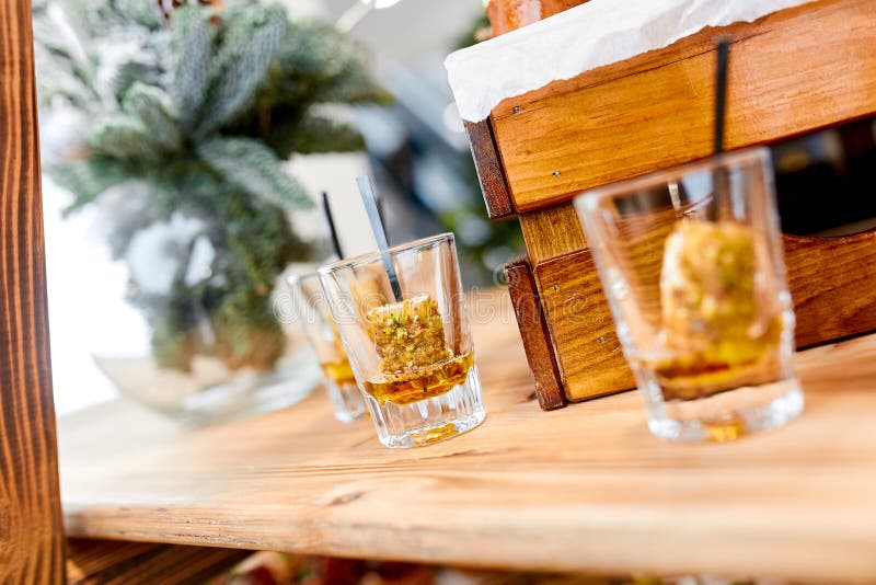 Verres de whiskey avec le dessert de glace image libre de droits Verres de whiskey avec le dessert de glace image libre de droits
