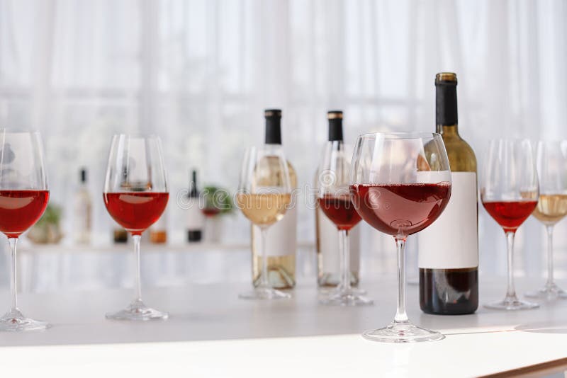 Verres et bouteilles avec du vin délicieux sur la table photo libre de droits Verres et bouteilles avec du vin délicieux sur la table photo libre de droits