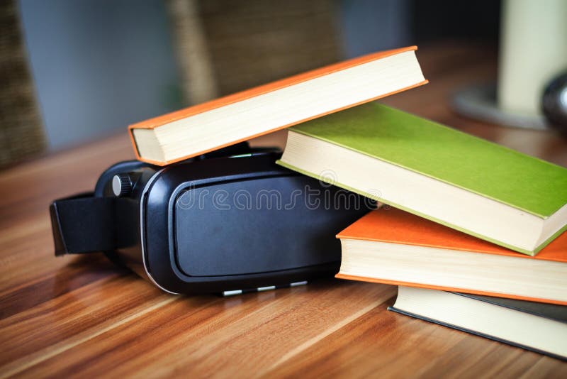 Verres et livres de VR sur une table symbolisant l'étude numérique images stock Verres et livres de VR sur une table symbolisant l'étude numérique images stock