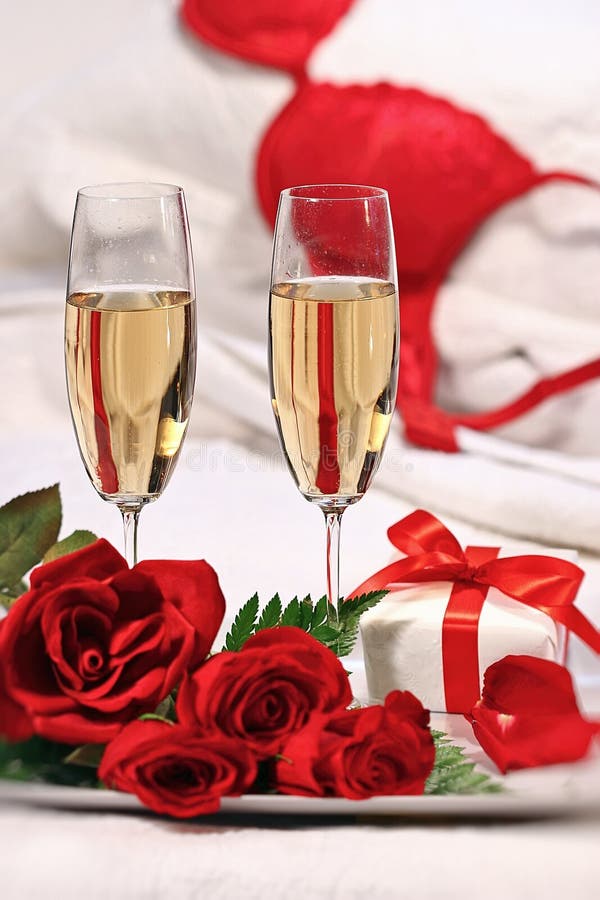 Roses And Champagne 56 Verres Et Roses De Champagne Pour Célébrer Valentine Photo stock