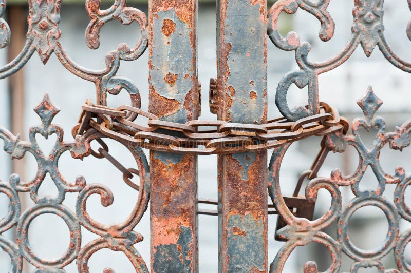 Verrostendes Tor zugeschlossen mit Kette lizenzfreie stockfotos Verrostendes Tor zugeschlossen mit Kette lizenzfreie stockfotos