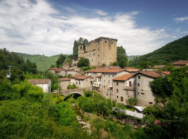 VERRUCOLA, LUNIGIANA, ITALIË - 12 AUGUSTUS, 2019 - General view of Verrucola, picturesque village with its castle fortress