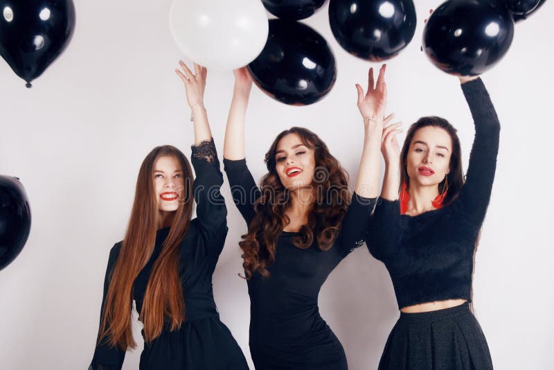 Verrückte Parteizeit von drei schönen stilvollen Frauen im zufälligen schwarzen Kleid des eleganten Abends feiernd, den Spaß habe lizenzfreies stockbild Verrückte Parteizeit von drei schönen stilvollen Frauen im zufälligen schwarzen Kleid des eleganten Abends feiernd, den Spaß habe lizenzfreies stockbild