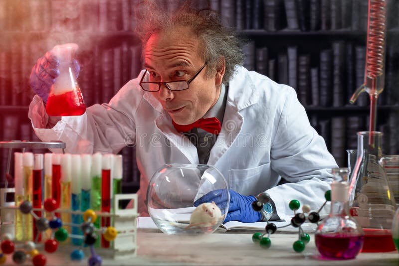 Verrückter Wissenschaftler die Herstellungsmischung von Chemikalien