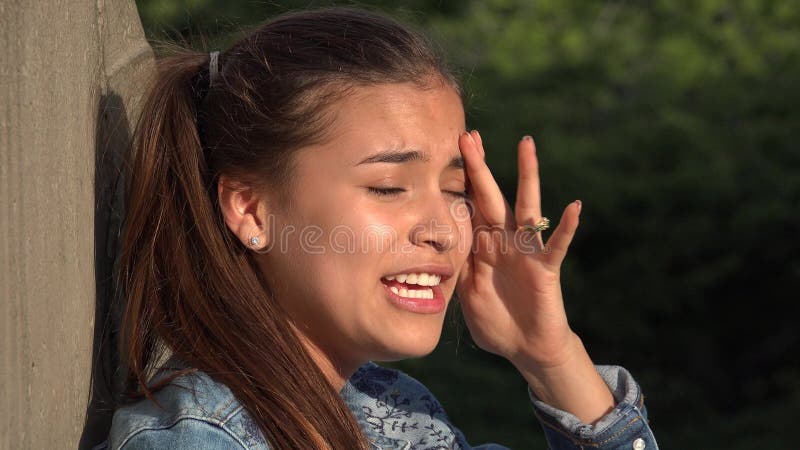 Verrücktes unregelmäßiges Verhalten des jugendlich Mädchens stockbild Verrücktes unregelmäßiges Verhalten des jugendlich Mädchens stockbild