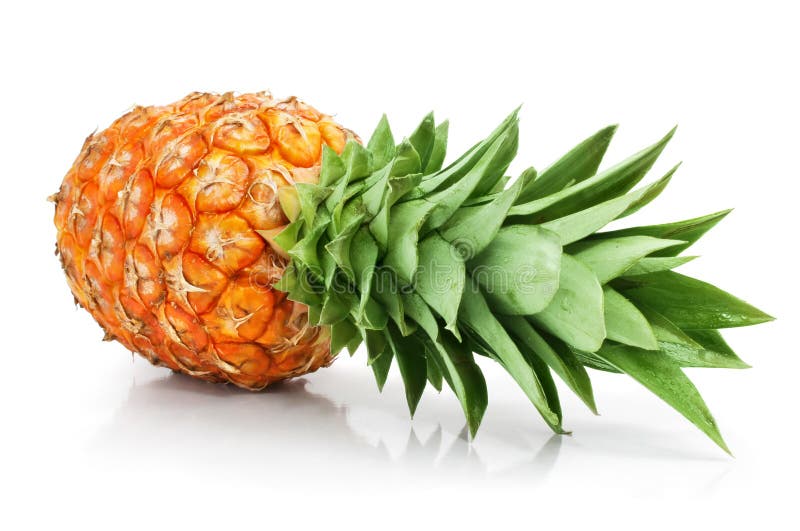 Verse ananas met snede en groene bladeren stock foto