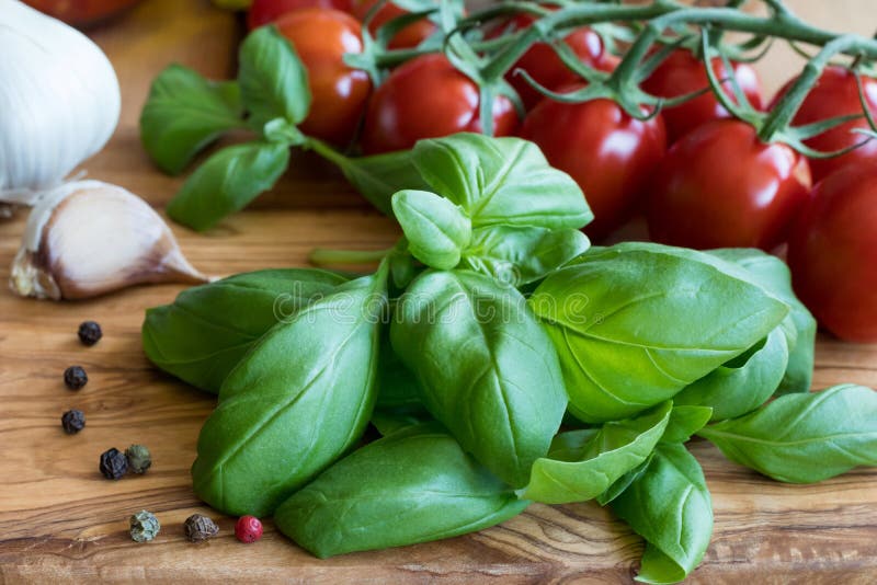 Vers basilicum, kersentomaten, knoflook en peper royalty-vrije stock afbeeldingen Vers basilicum, kersentomaten, knoflook en peper royalty-vrije stock afbeeldingen