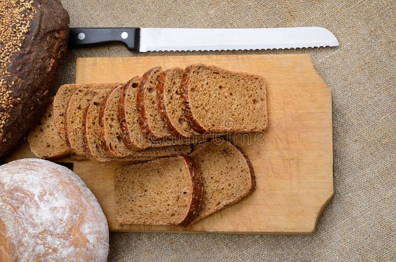 Vers brood met een mes op een snijplank royalty-vrije stock afbeeldingen