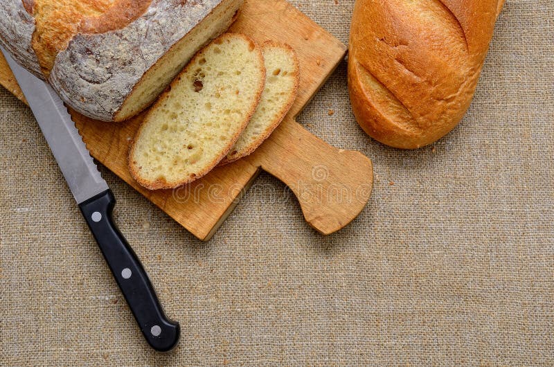 Vers brood met een mes op een snijplank royalty-vrije stock afbeelding