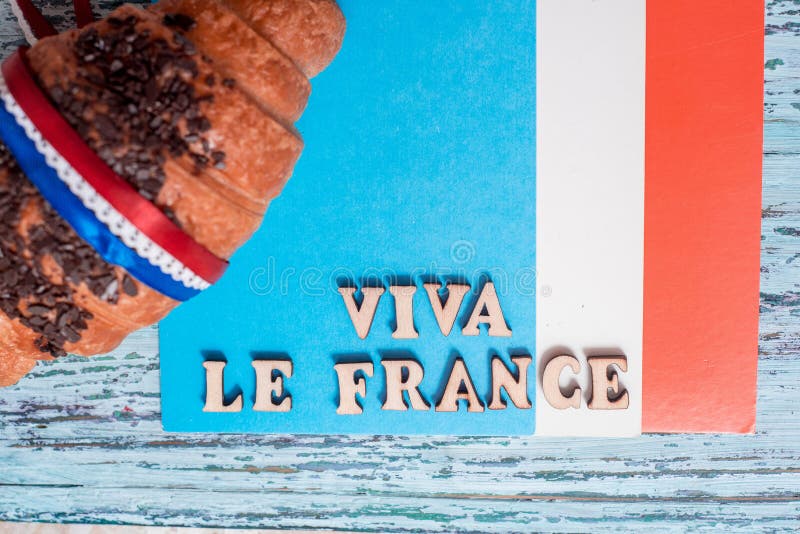 Vers croissant met Franse vlag op marmeren lijstachtergrond Hoogste mening De ruimte van het exemplaar royalty-vrije stock fotografie Vers croissant met Franse vlag op marmeren lijstachtergrond Hoogste mening De ruimte van het exemplaar royalty-vrije stock fotografie