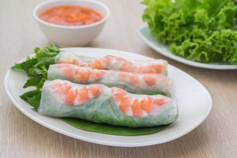 Vers de lentebroodje met garnalen en onderdompelende saus, Vietnamees voedsel royalty-vrije stock foto Vers de lentebroodje met garnalen en onderdompelende saus, Vietnamees voedsel royalty-vrije stock foto