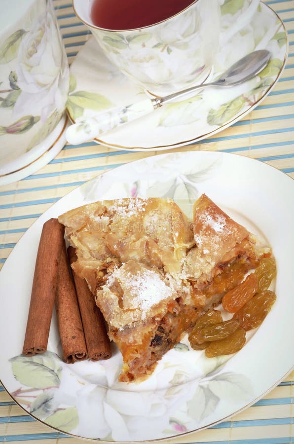 Vers gebakken appelstrudel en thee royalty-vrije stock afbeeldingen Vers gebakken appelstrudel en thee royalty-vrije stock afbeeldingen