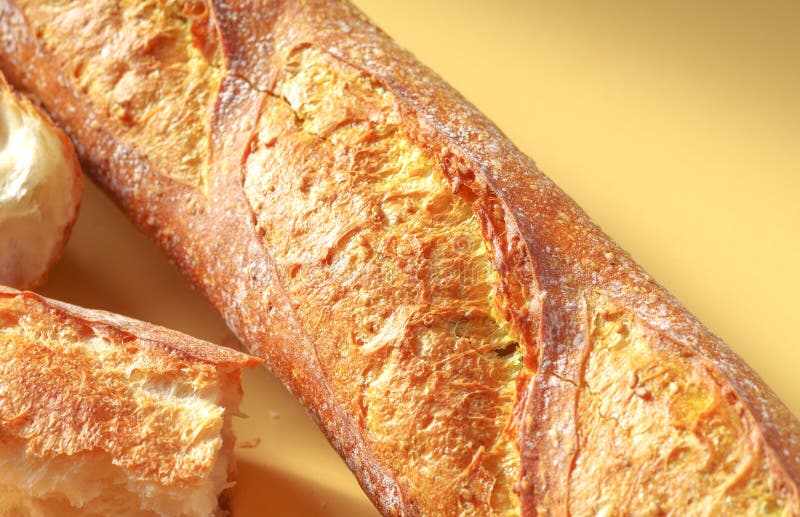 Vers gebakken brood Sluit omhoog van gele Franse baguette met kurkumakruid royalty-vrije stock afbeelding Vers gebakken brood Sluit omhoog van gele Franse baguette met kurkumakruid royalty-vrije stock afbeelding