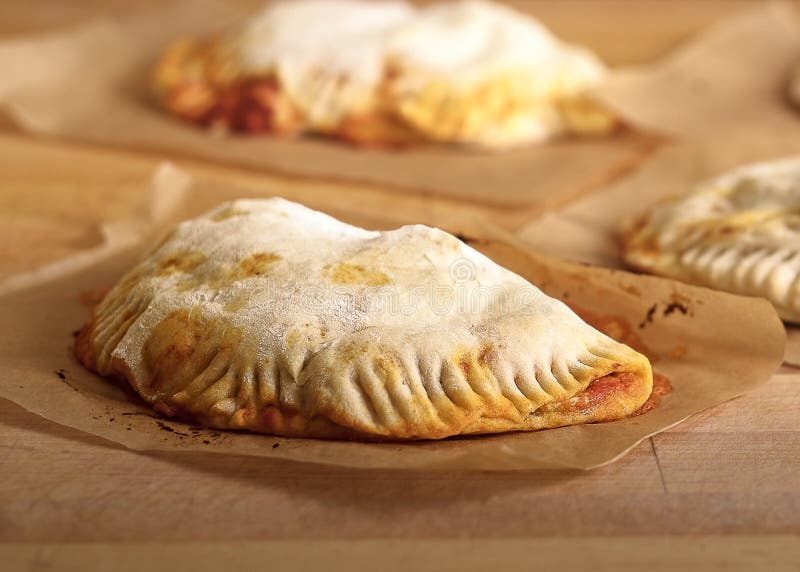 Versgebakken Calzone stock foto's