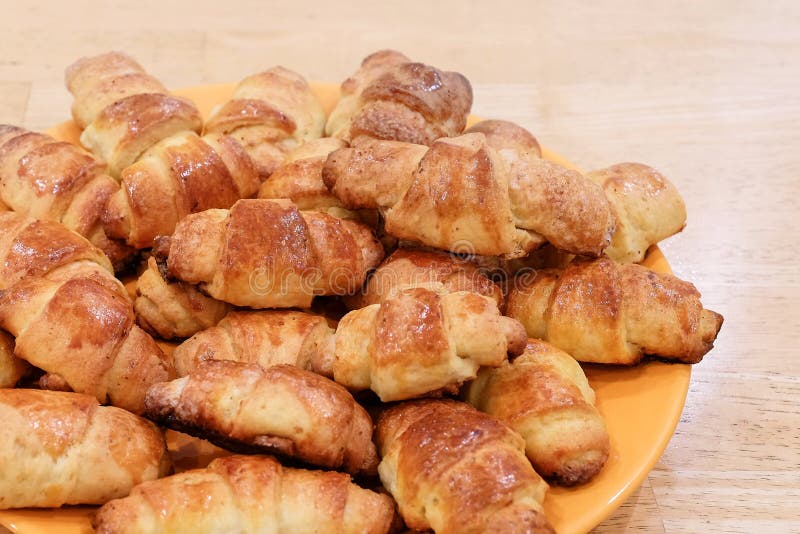 Vers gebakken croissants op houten scherpe raad, hoogste mening stock afbeelding Vers gebakken croissants op houten scherpe raad, hoogste mening stock afbeelding