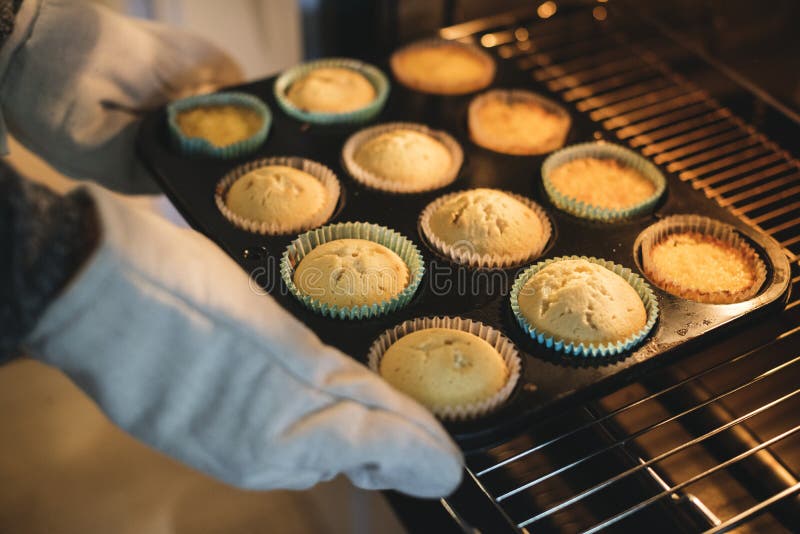 Versgebakken cupcakes, rechtstreeks uit de oven royalty-vrije stock afbeelding