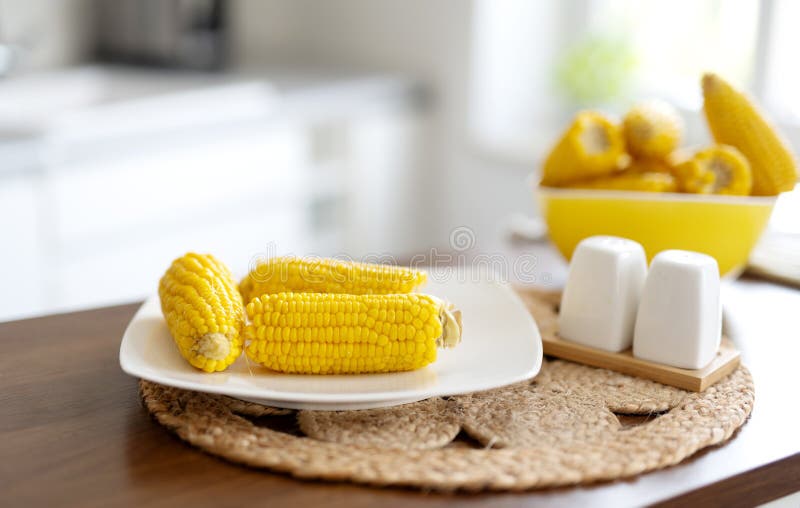 Vers gekookte kolven maïs op een bord stock afbeeldingen