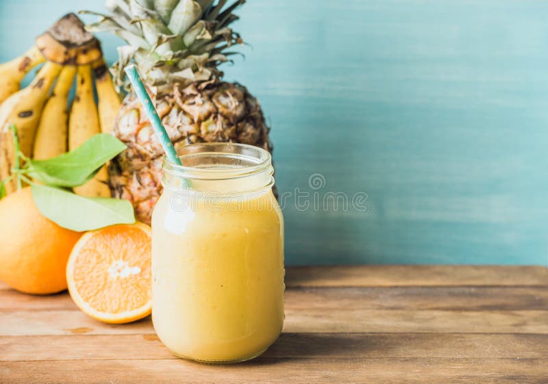 Vers gemengd geel en oranje fruit smoothie in glaskruik met stro stock afbeeldingen Vers gemengd geel en oranje fruit smoothie in glaskruik met stro stock afbeeldingen
