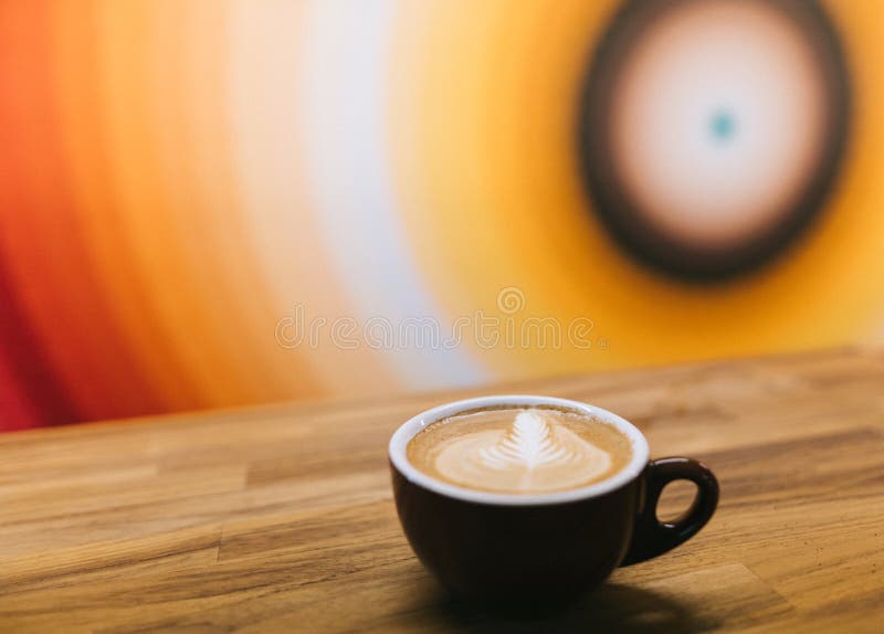 Vers het gebrouwen latte wachten op aan genoten van royalty-vrije stock foto Vers het gebrouwen latte wachten op aan genoten van royalty-vrije stock foto