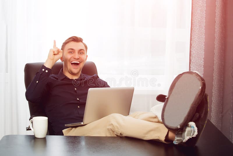 Vers idee, ontspannen mens die project met benen op bureau maken stock foto's Vers idee, ontspannen mens die project met benen op bureau maken stock foto's