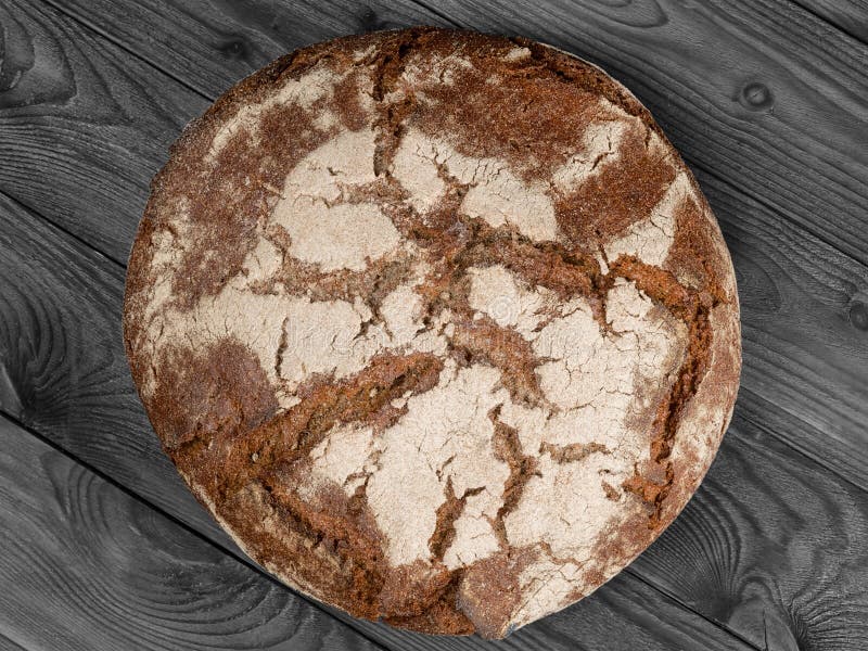 Vers rond brood van brood op zwarte houten lijst royalty-vrije stock afbeeldingen Vers rond brood van brood op zwarte houten lijst royalty-vrije stock afbeeldingen