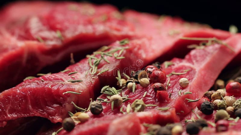 Vers ruw rundvleesvlees met peperbollen klaar aan grill, het roteren