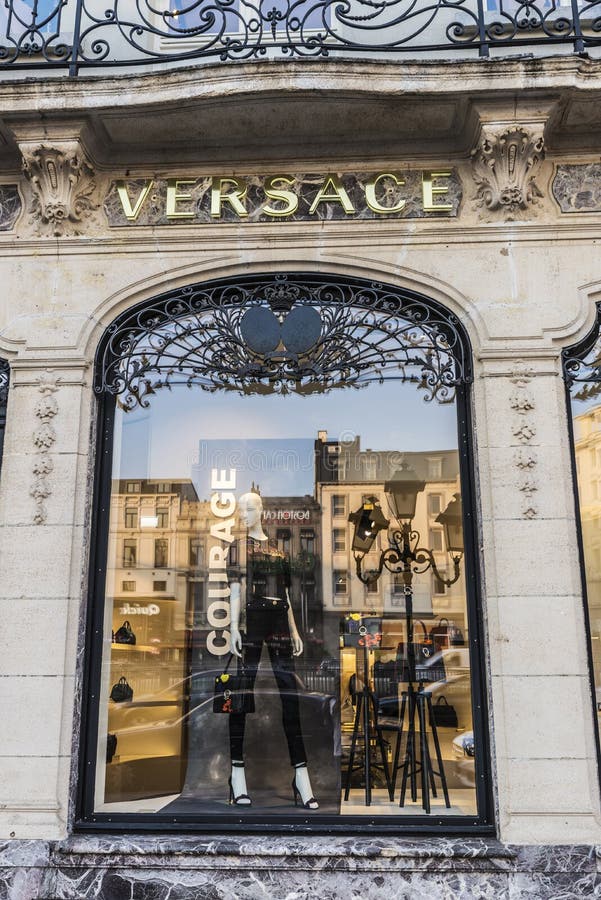 poeder catalogus verkiezen Versace Shop in Brussels, Belgium Editorial Photo - Image of sign, store:  102766426