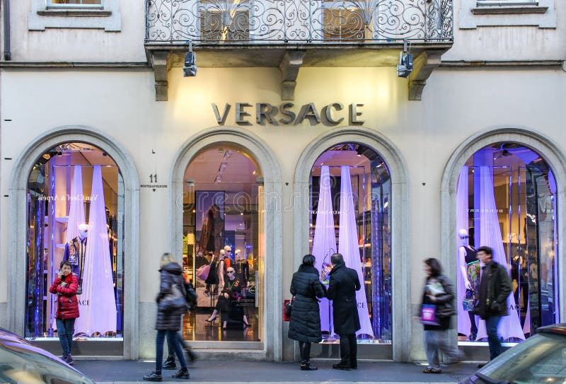 Versace wewnątrz przez Montenapoleone Mediolan fotografia stock Versace wewnątrz przez Montenapoleone Mediolan fotografia stock